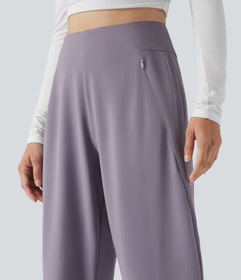 Pantalones casuales de talle alto con corte cónico y bolsillos.