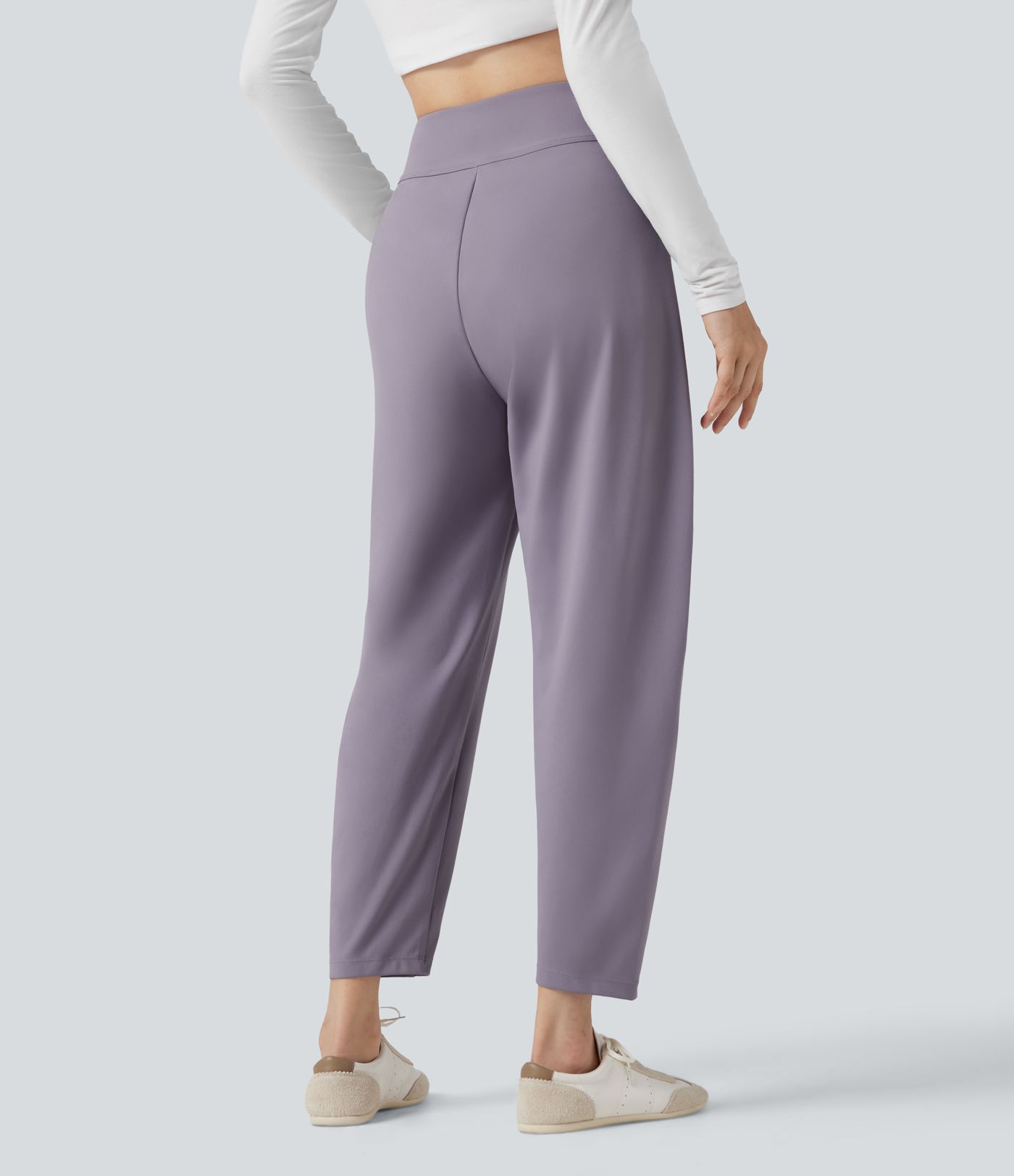 Pantalones casuales de talle alto con corte cónico y bolsillos.