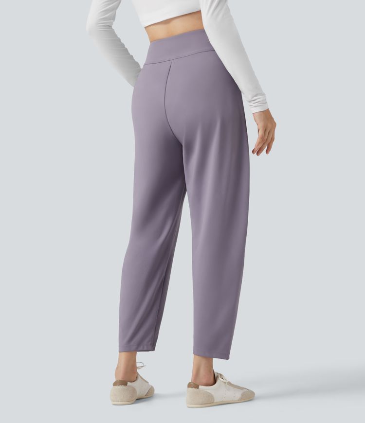 Pantalones casuales de talle alto con corte cónico y bolsillos.