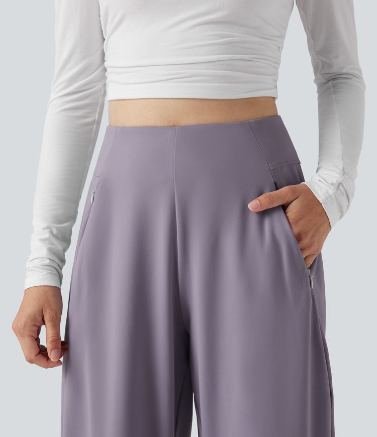 Pantalones casuales de talle alto con corte cónico y bolsillos.