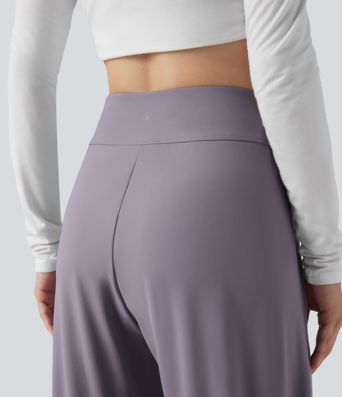 Pantalones casuales de talle alto con corte cónico y bolsillos.