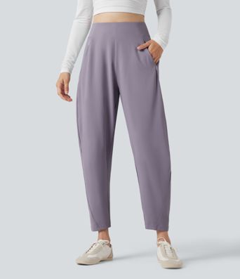 Pantalones casuales de talle alto con corte cónico y bolsillos.