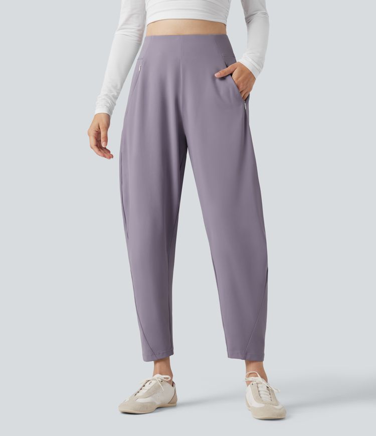 Pantalones casuales de talle alto con corte cónico y bolsillos.