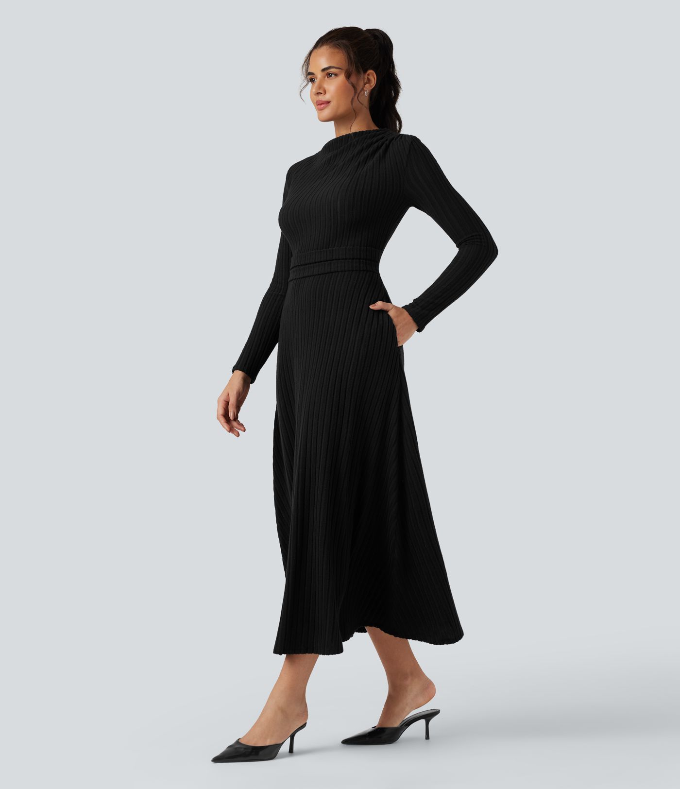 Geripptes Strick-Midi-Kleid mit langen Ärmeln und Taschen