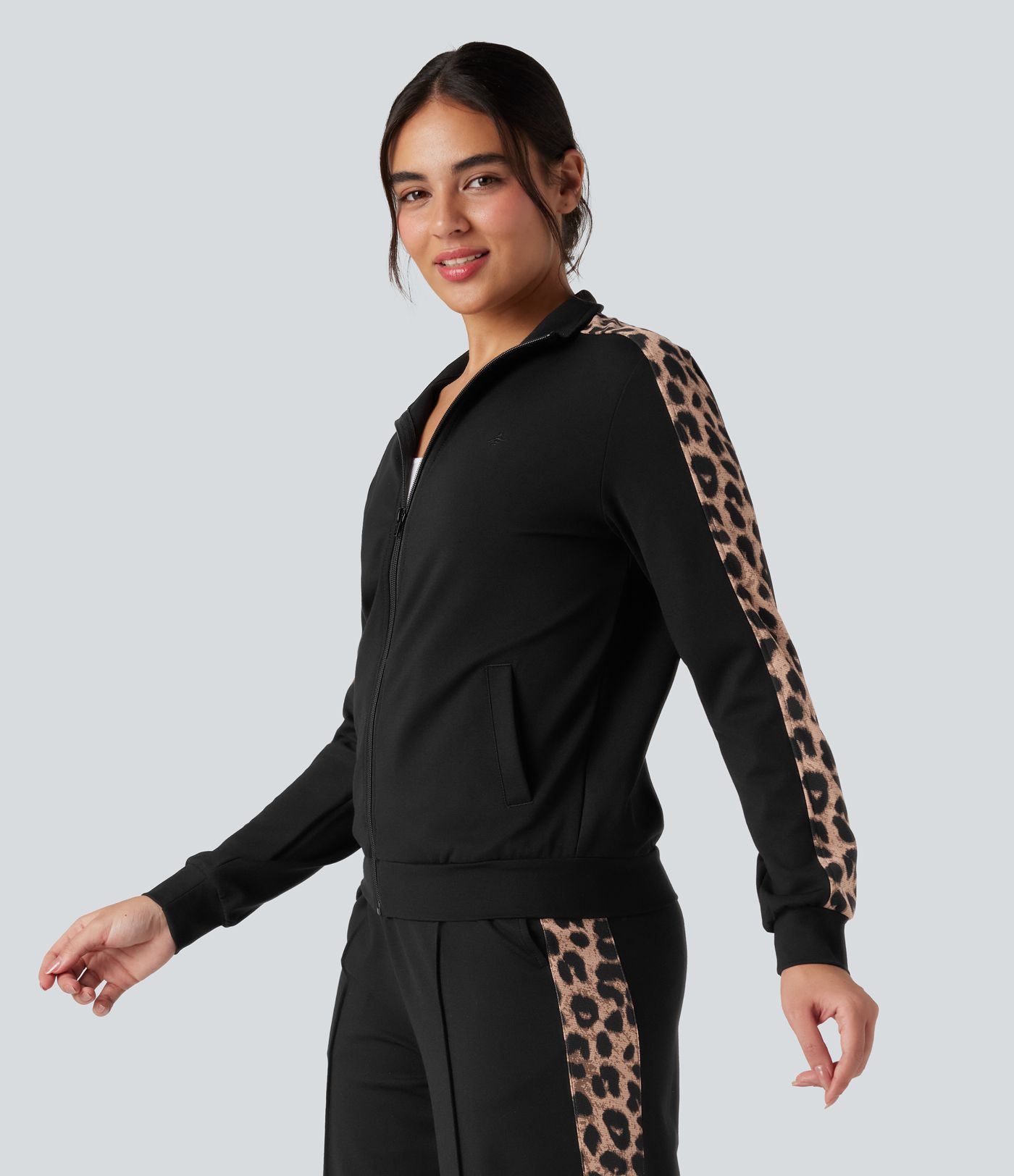 Chaqueta casual con cuello mao, estampado de leopardo en contraste y bolsillos