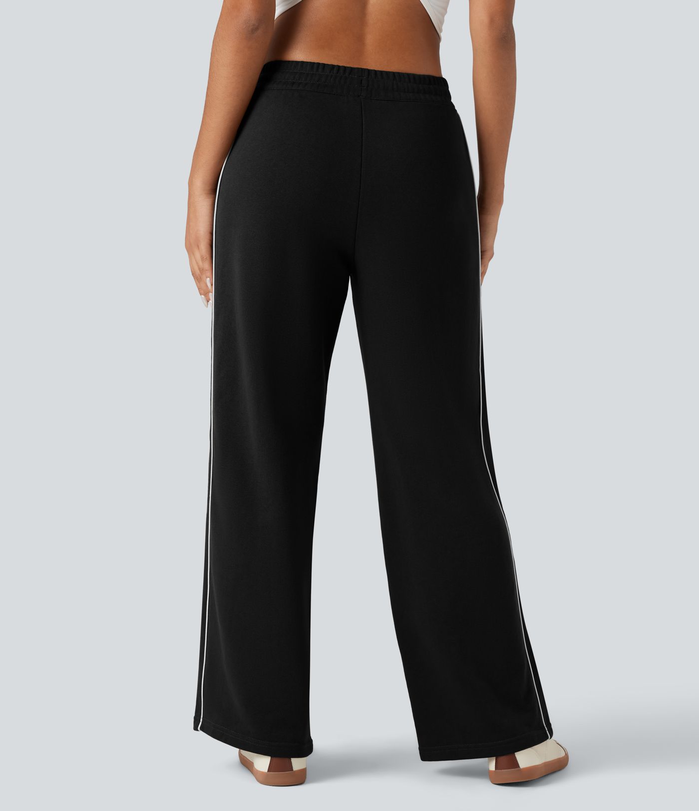 Pantaloni casual in cotone a blocchi di colore, vita media con coulisse, gamba dritta e tasche.