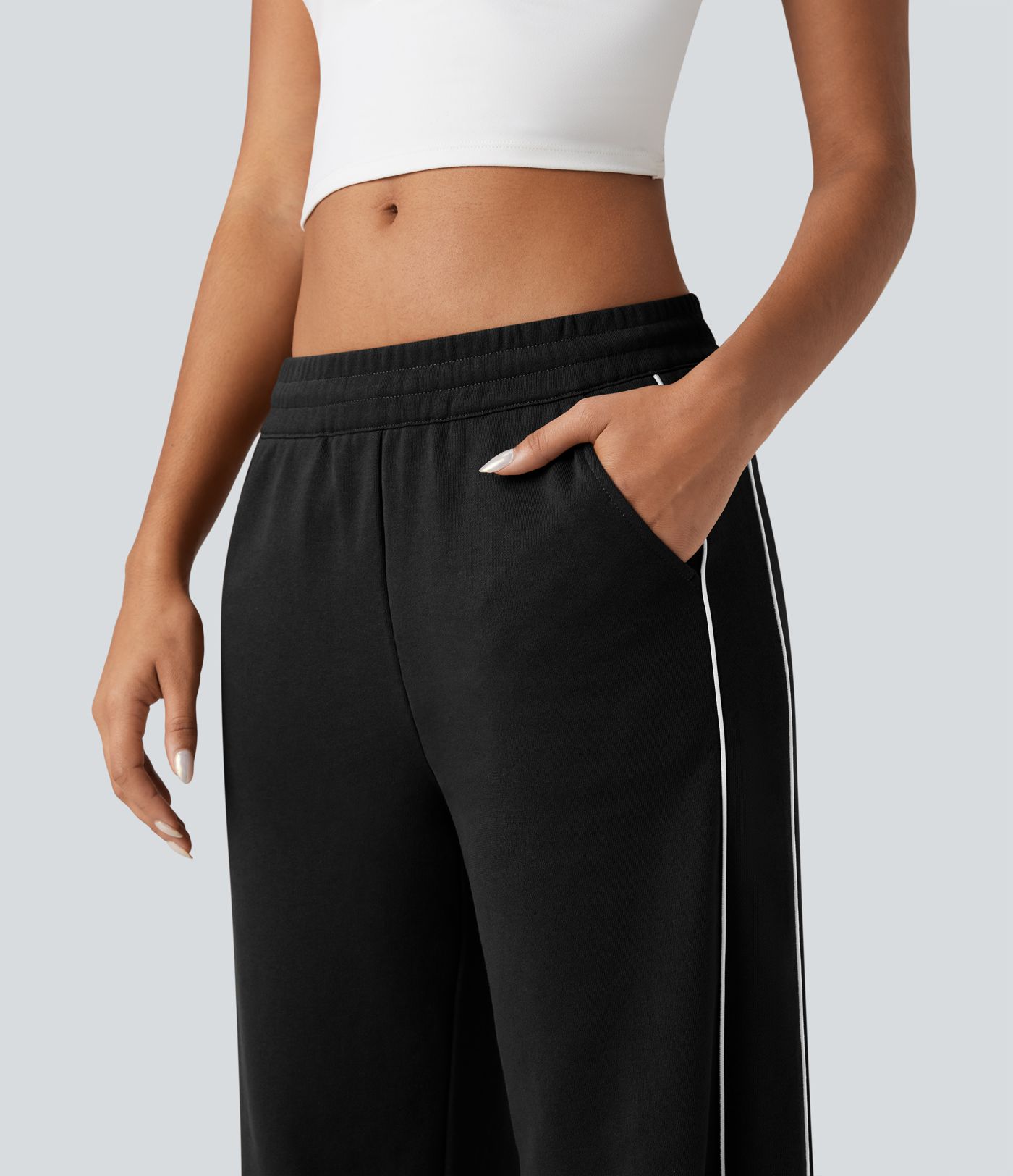 Pantaloni casual in cotone a blocchi di colore, vita media con coulisse, gamba dritta e tasche.