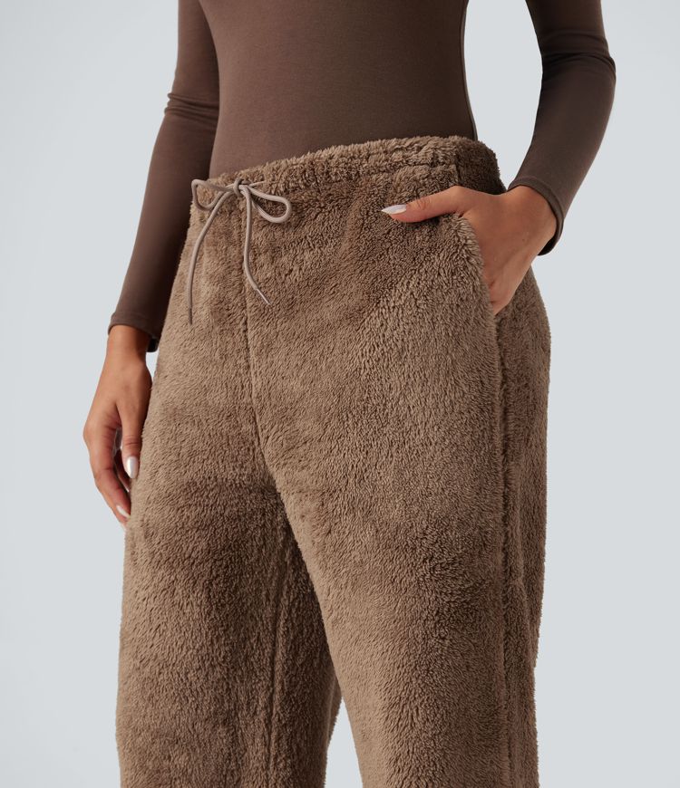 Pantalones informales de tiro medio con cordón, en tejido teddy, pernera recta y bolsillos.