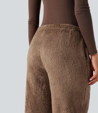 Pantalones informales de tiro medio con cordón, en tejido teddy, pernera recta y bolsillos.