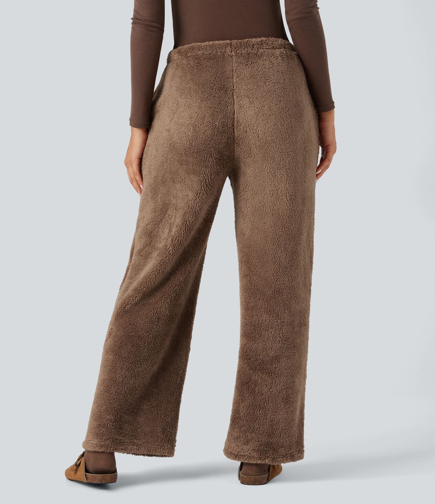 Pantalones informales de tiro medio con cordón, en tejido teddy, pernera recta y bolsillos.