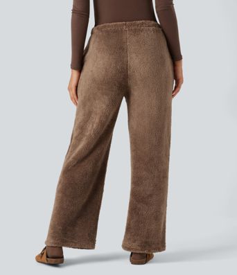 Pantalones informales de tiro medio con cordón, en tejido teddy, pernera recta y bolsillos.