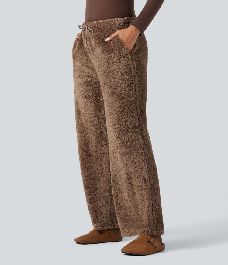 Pantalones informales de tiro medio con cordón, en tejido teddy, pernera recta y bolsillos.