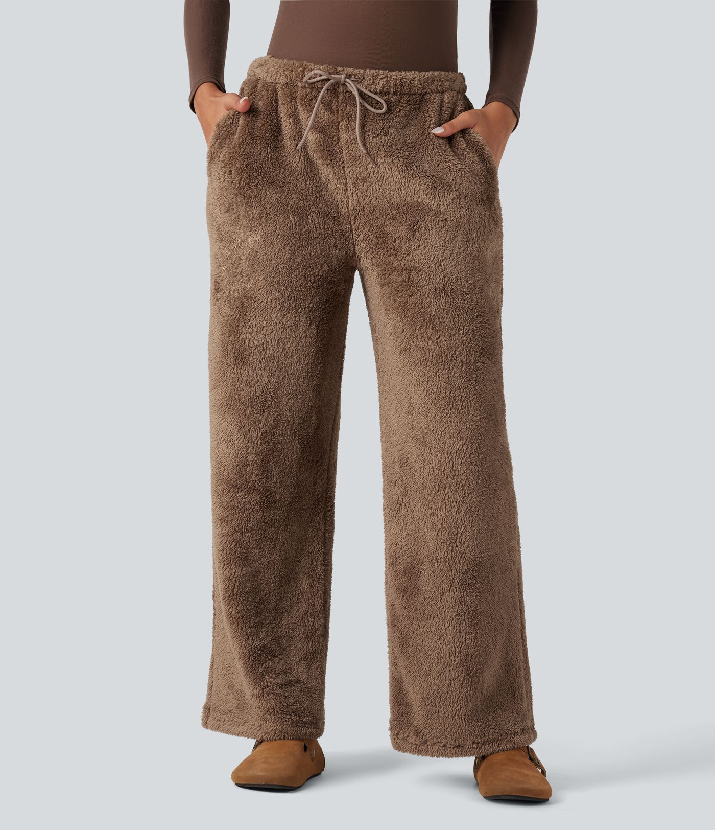 Pantalones informales de tiro medio con cordón, en tejido teddy, pernera recta y bolsillos.