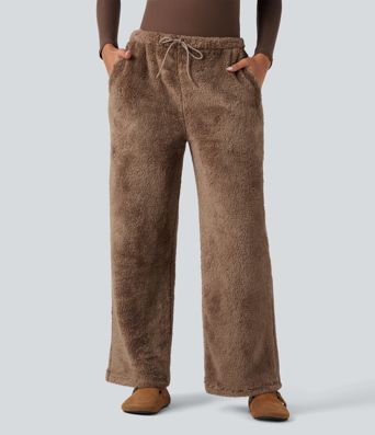 Pantalones informales de tiro medio con cordón, en tejido teddy, pernera recta y bolsillos.