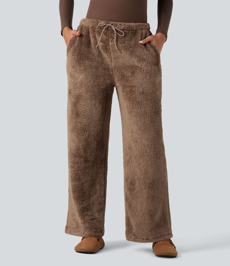 Pantalones informales de tiro medio con cordón, en tejido teddy, pernera recta y bolsillos.