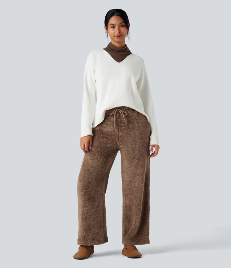 Pantalones informales de tiro medio con cordón, en tejido teddy, pernera recta y bolsillos.