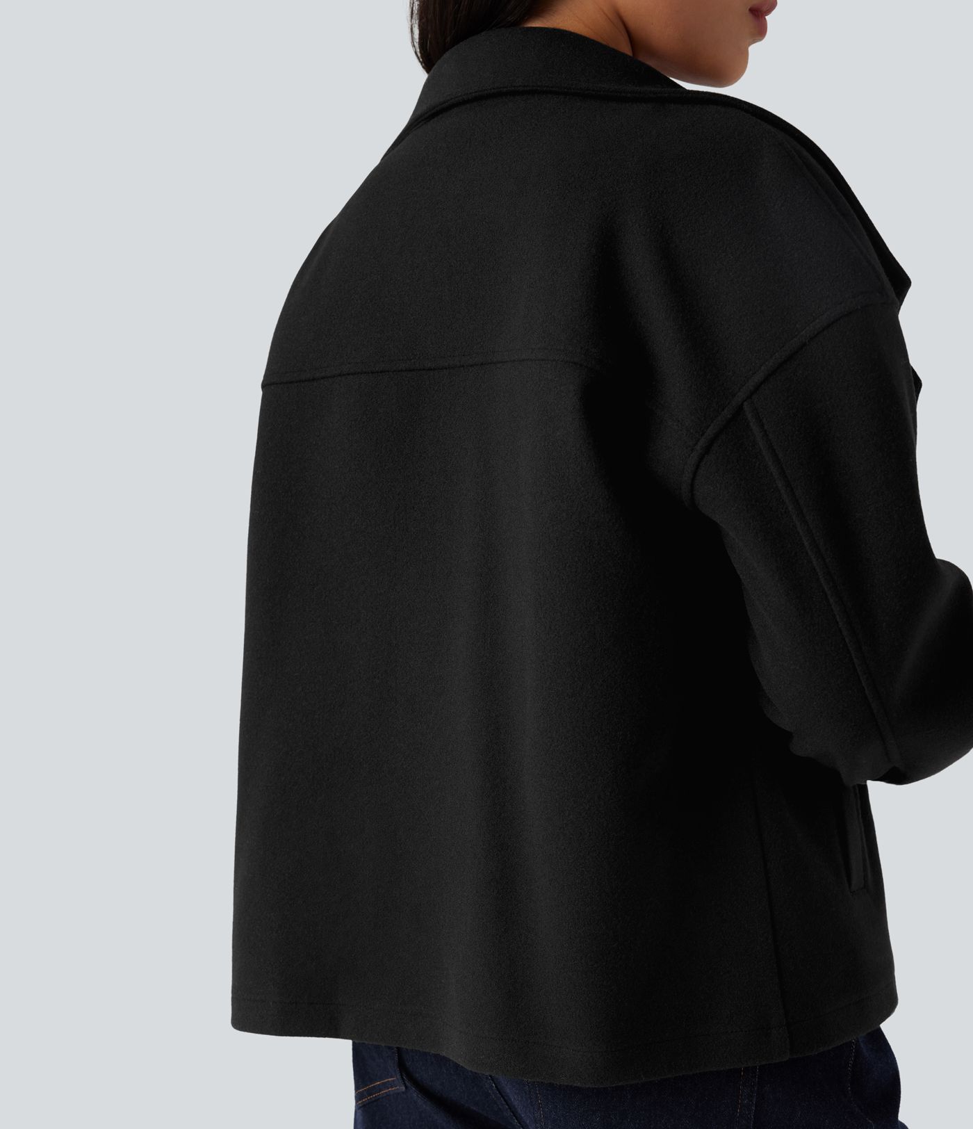 Vardaglig fleecekappa med kavajslag, långa ärmar och fickor