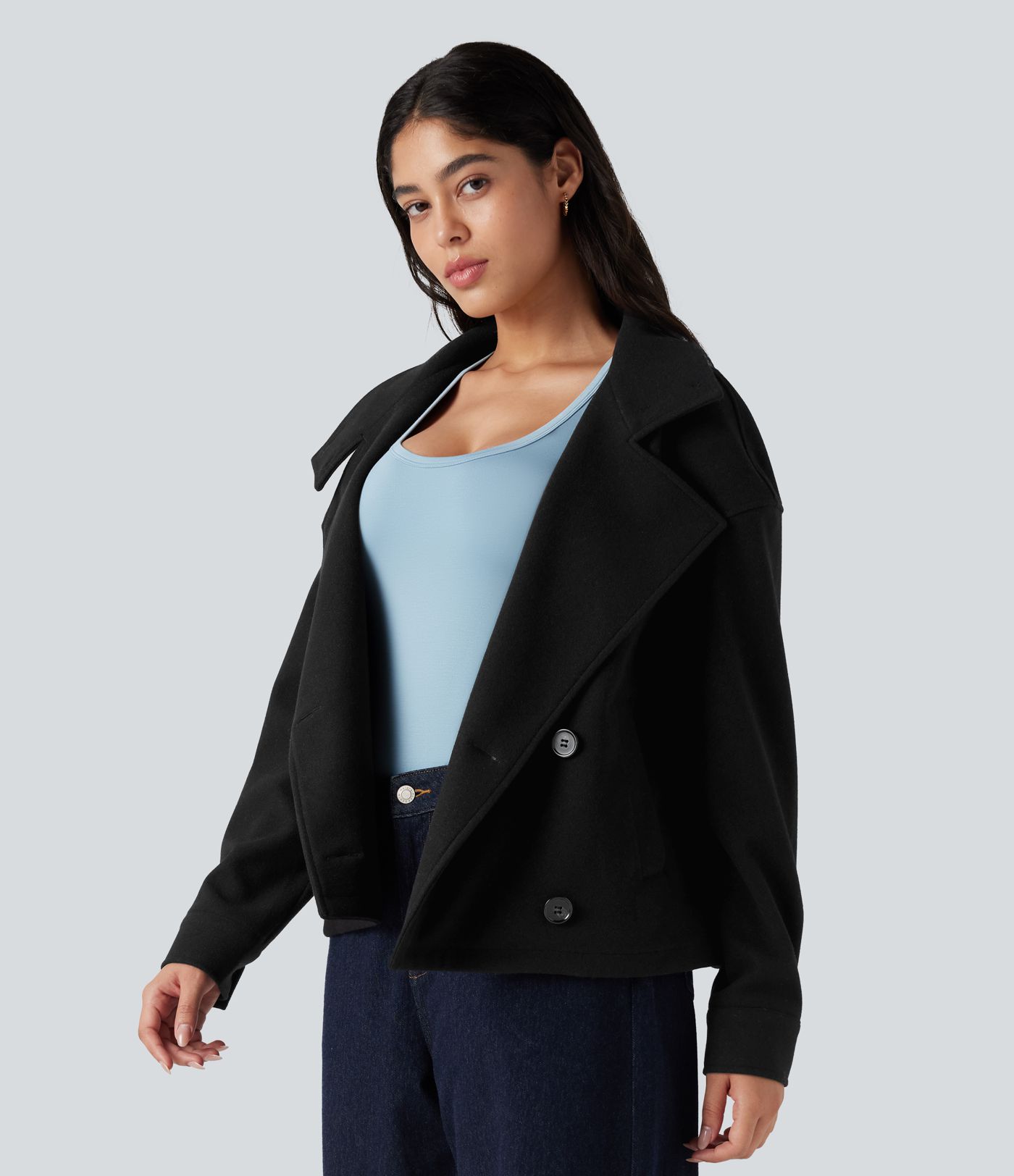 Vardaglig fleecekappa med kavajslag, långa ärmar och fickor