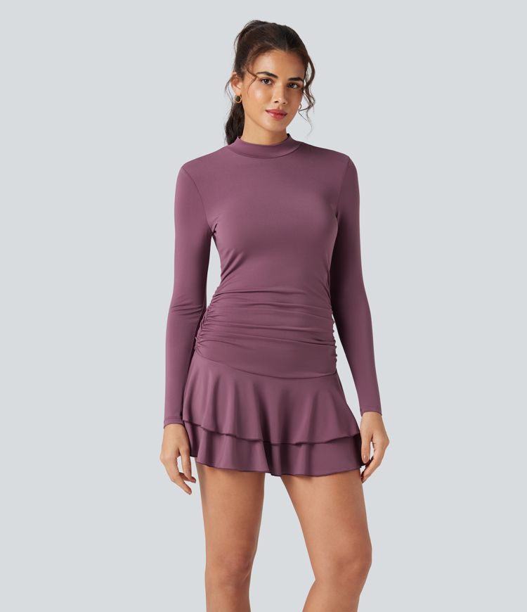 Gerafftes Mini-Freizeitkleid mit Stehkragen, langen Ärmeln, Rüschen und gestuftem Saum