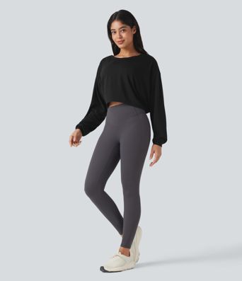 Top deportivo para correr de cuello redondo, manga larga, con aberturas y lazo en la espalda.