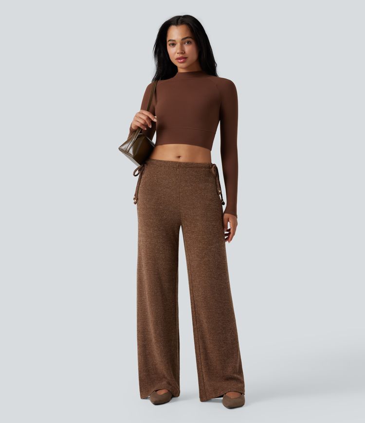 Priložnostne hlače iz rebraste pletenine z metalnim učinkom, s srednjim pasom, z zavezovalno vrvico, širokimi hlačnicami in žepi