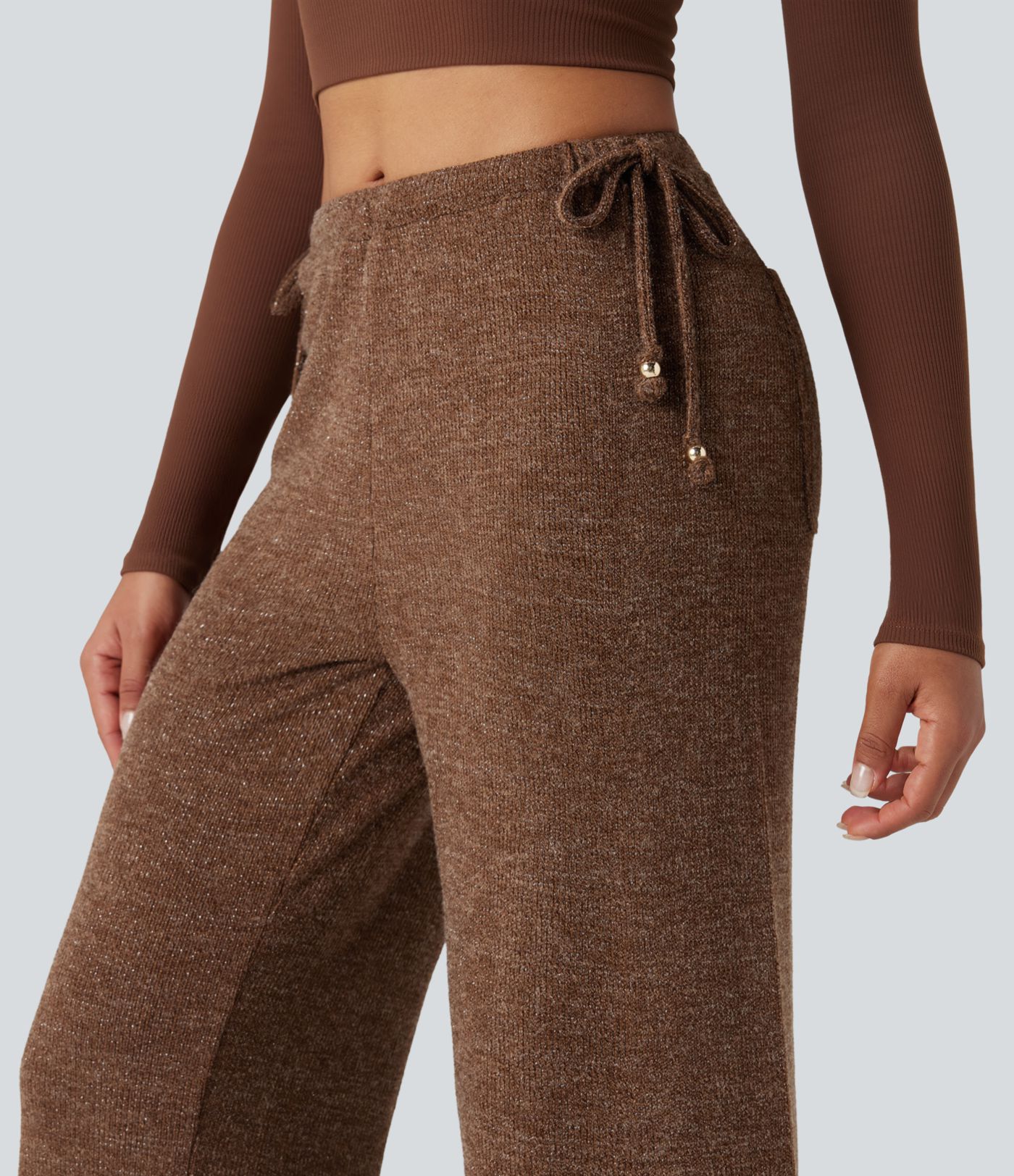 Priložnostne hlače iz rebraste pletenine z metalnim učinkom, s srednjim pasom, z zavezovalno vrvico, širokimi hlačnicami in žepi