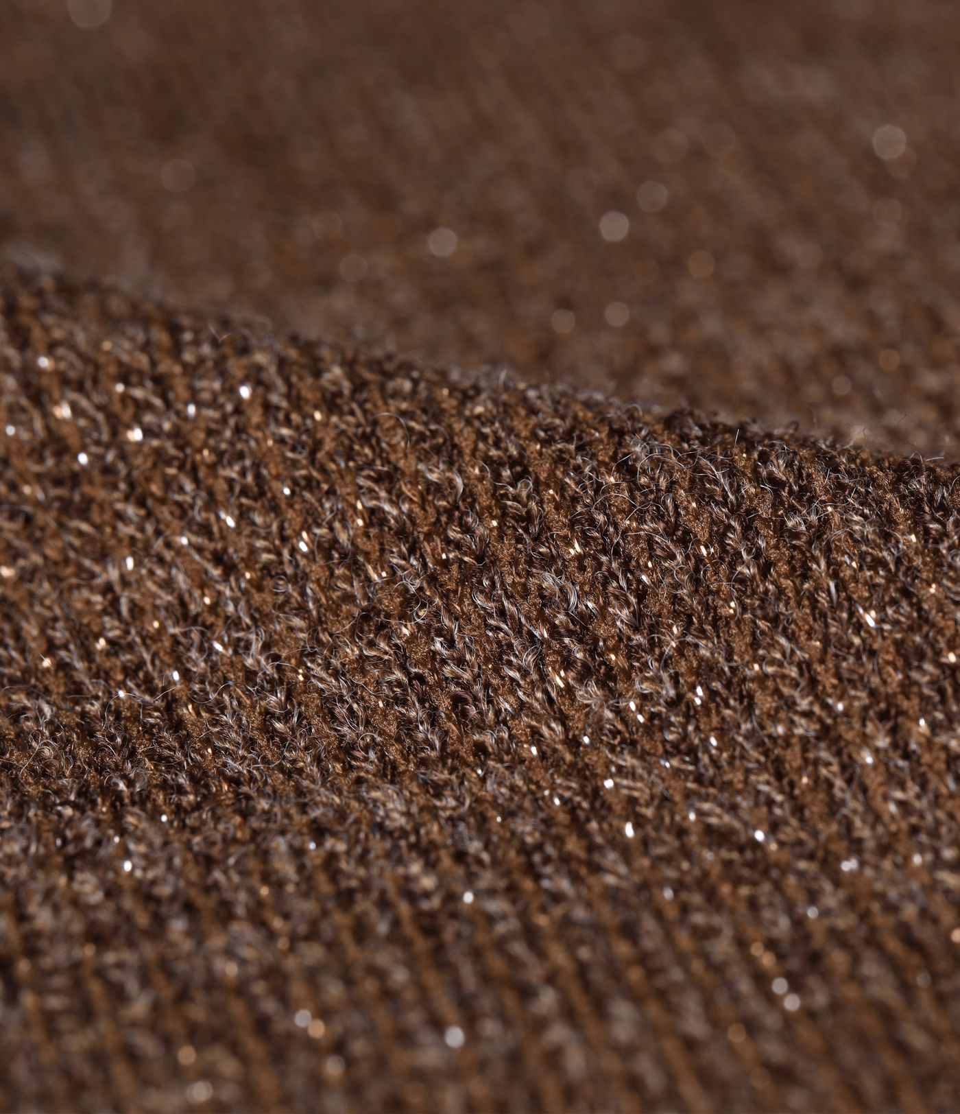 Priložnostne hlače iz rebraste pletenine z metalnim učinkom, s srednjim pasom, z zavezovalno vrvico, širokimi hlačnicami in žepi