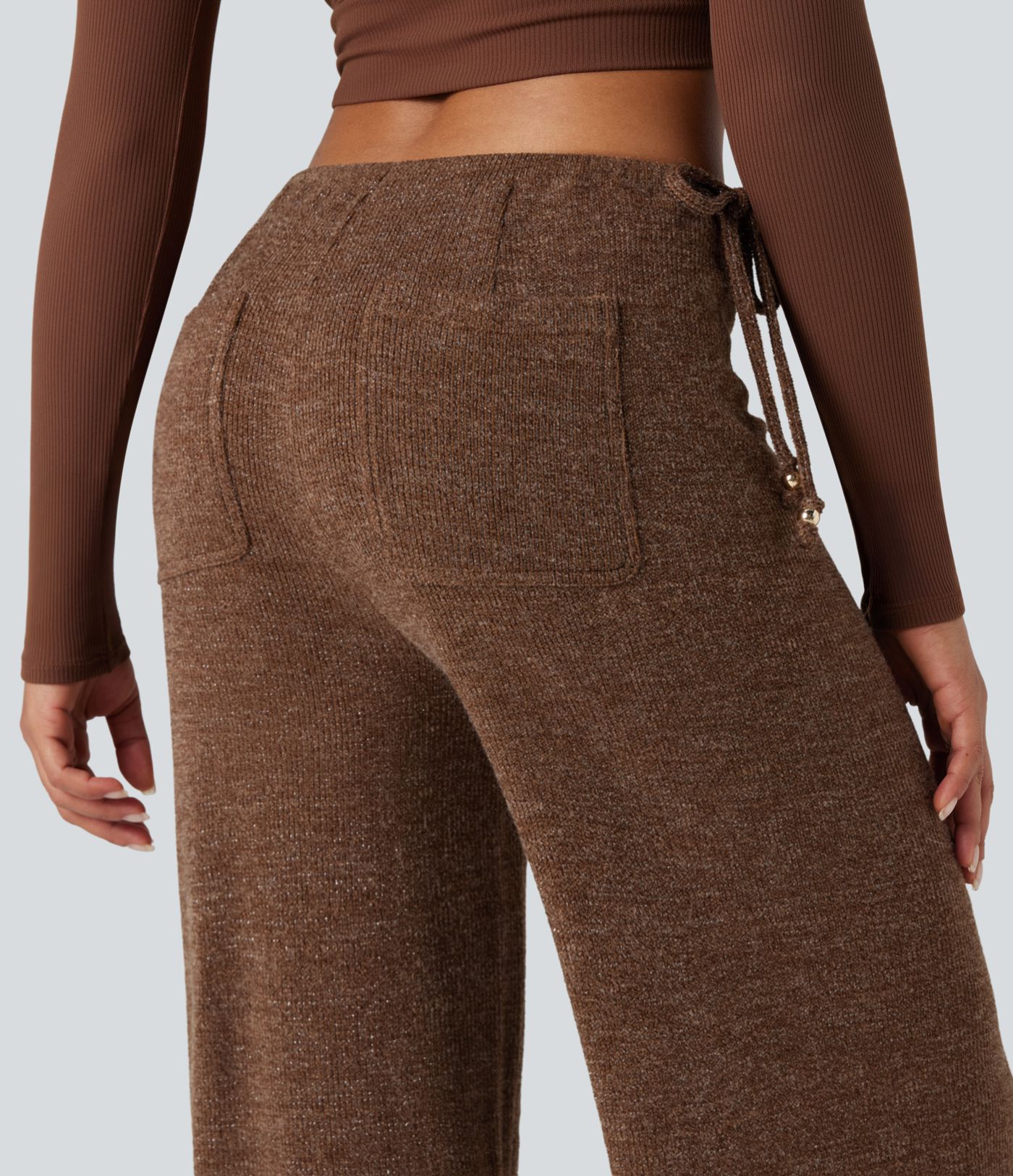 Priložnostne hlače iz rebraste pletenine z metalnim učinkom, s srednjim pasom, z zavezovalno vrvico, širokimi hlačnicami in žepi