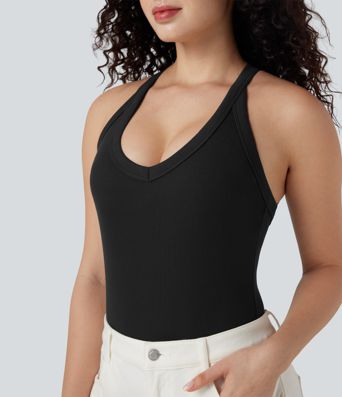 Gerippter, ärmelloser, figurbetonter Body mit V-Ausschnitt und überkreuztem Rückendetail, lässig