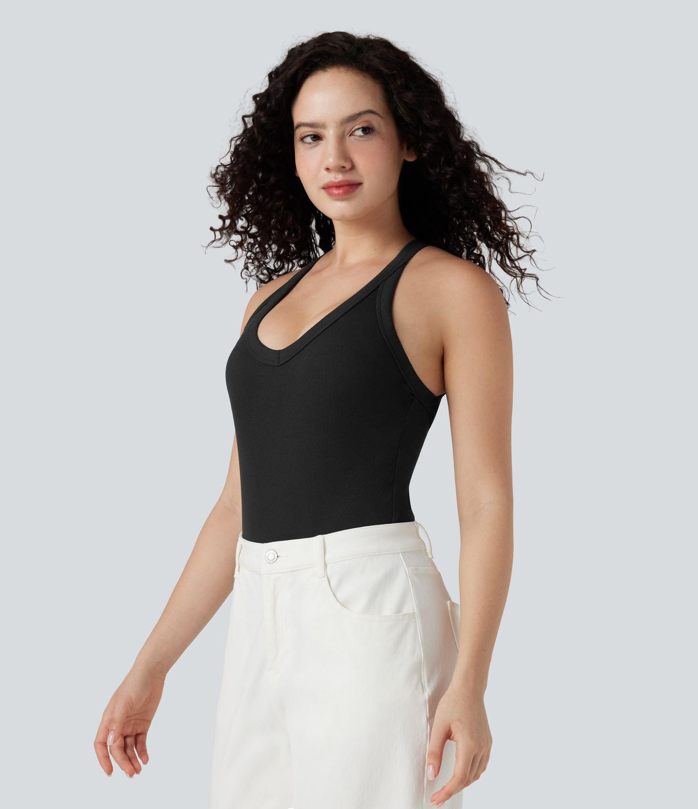 Gerippter, ärmelloser, figurbetonter Body mit V-Ausschnitt und überkreuztem Rückendetail, lässig