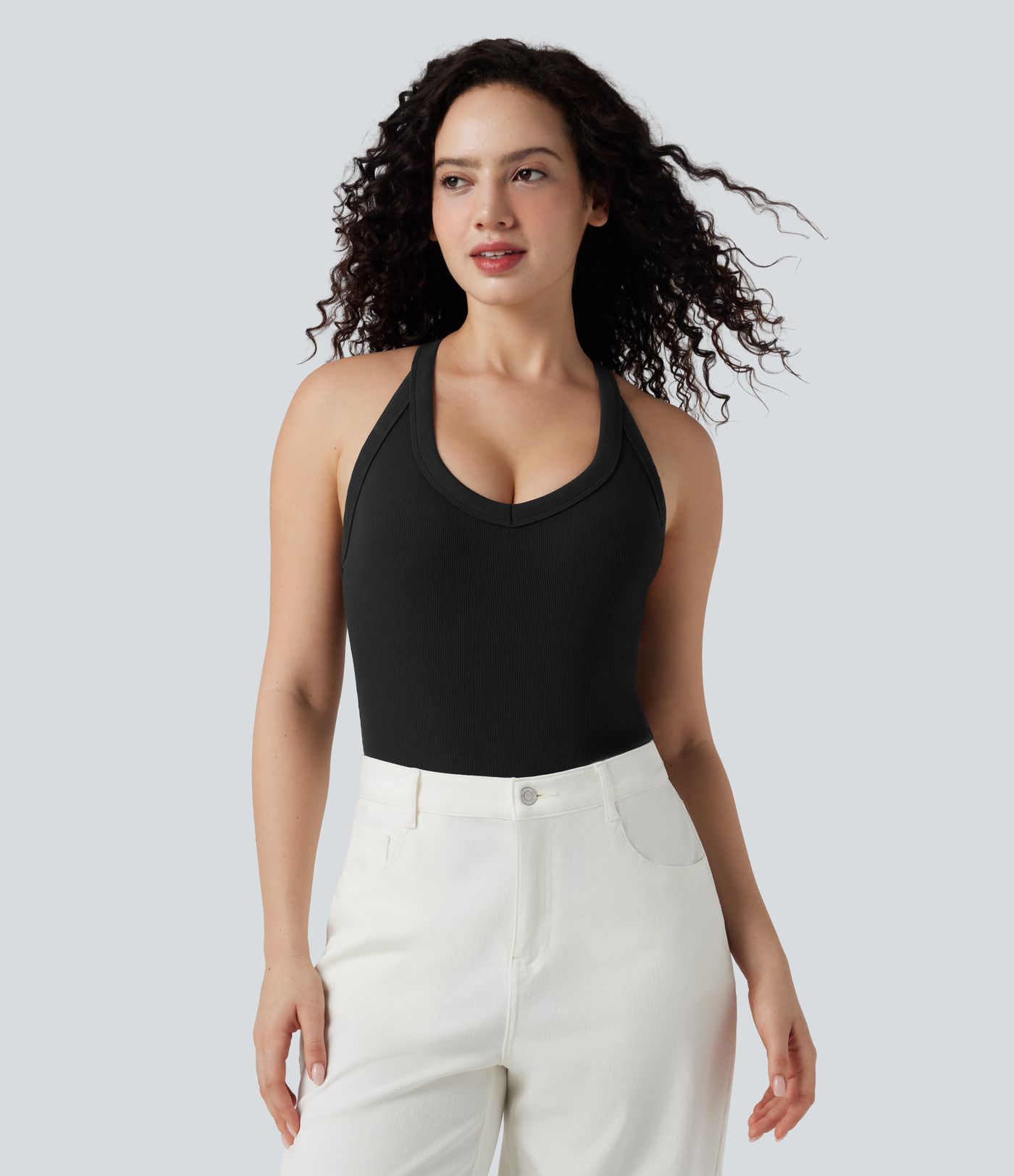 Gerippter, ärmelloser, figurbetonter Body mit V-Ausschnitt und überkreuztem Rückendetail, lässig