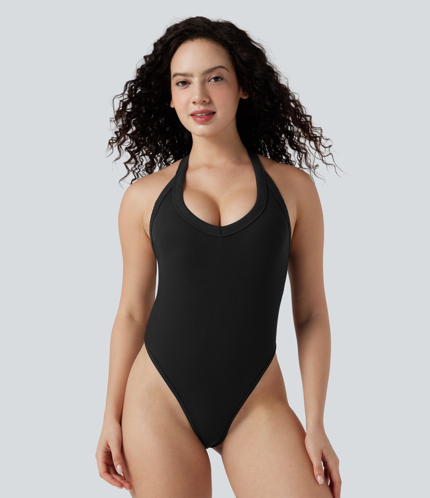 Gerippter, ärmelloser, figurbetonter Body mit V-Ausschnitt und überkreuztem Rückendetail, lässig