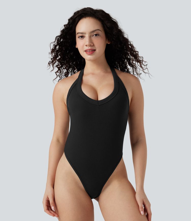 Gerippter, ärmelloser, figurbetonter Body mit V-Ausschnitt und überkreuztem Rückendetail, lässig