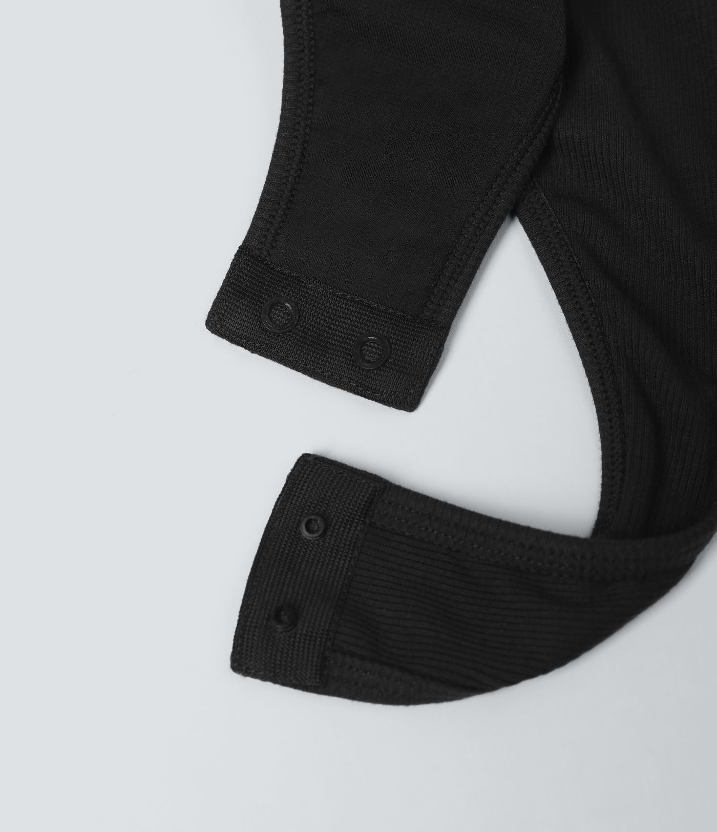 Gerippter, ärmelloser, figurbetonter Body mit V-Ausschnitt und überkreuztem Rückendetail, lässig