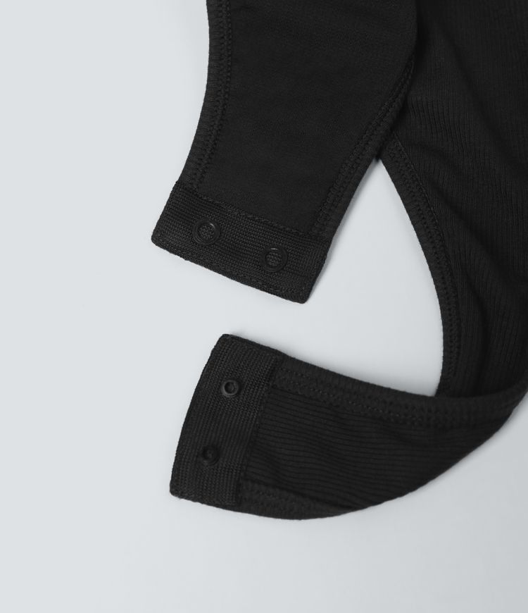 Gerippter, ärmelloser, figurbetonter Body mit V-Ausschnitt und überkreuztem Rückendetail, lässig