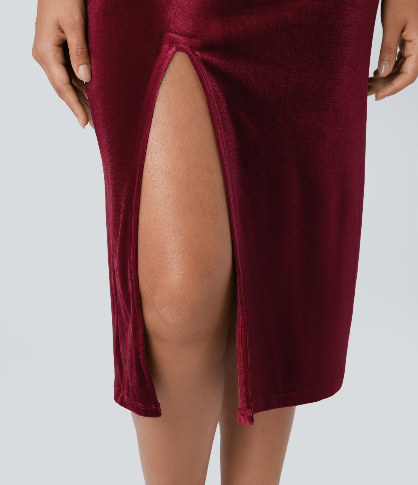 Miðilengd flauelskjóll, líkamssniðinn, með skálahálsi, ermalaus, klofinn og rynktur