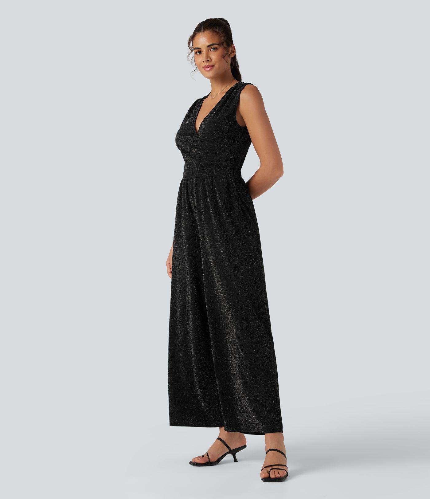 Ermeløs jumpsuit med V-hals, knyting bak, vide ben, metallisk glans og lommer - Easy Peezy Edition Ermeløs jumpsuit med V-hals, knyting bak, vide ben, metallisk glans og lommer - Easy Peezy Edition