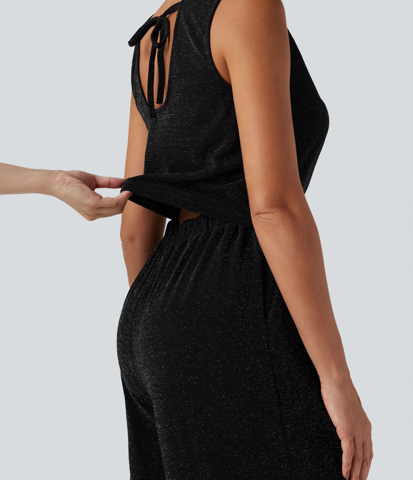 Ermeløs jumpsuit med V-hals, knyting bak, vide ben, metallisk glans og lommer - Easy Peezy Edition Ermeløs jumpsuit med V-hals, knyting bak, vide ben, metallisk glans og lommer - Easy Peezy Edition