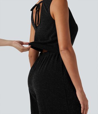 Ermeløs jumpsuit med V-hals, knyting bak, vide ben, metallisk glans og lommer - Easy Peezy Edition Ermeløs jumpsuit med V-hals, knyting bak, vide ben, metallisk glans og lommer - Easy Peezy Edition
