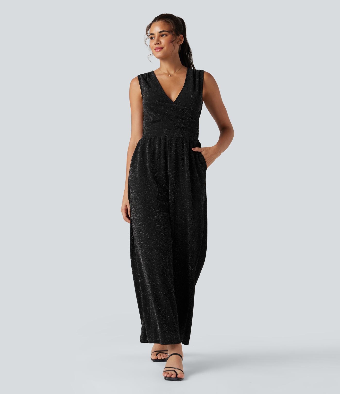 Ermeløs jumpsuit med V-hals, knyting bak, vide ben, metallisk glans og lommer - Easy Peezy Edition Ermeløs jumpsuit med V-hals, knyting bak, vide ben, metallisk glans og lommer - Easy Peezy Edition