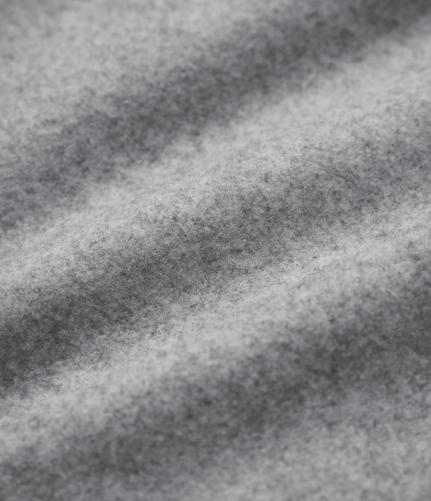 Garš ikdienišķs fliša mētelis ar apkakli ar iegriezumu, garām piedurknēm un kabatām