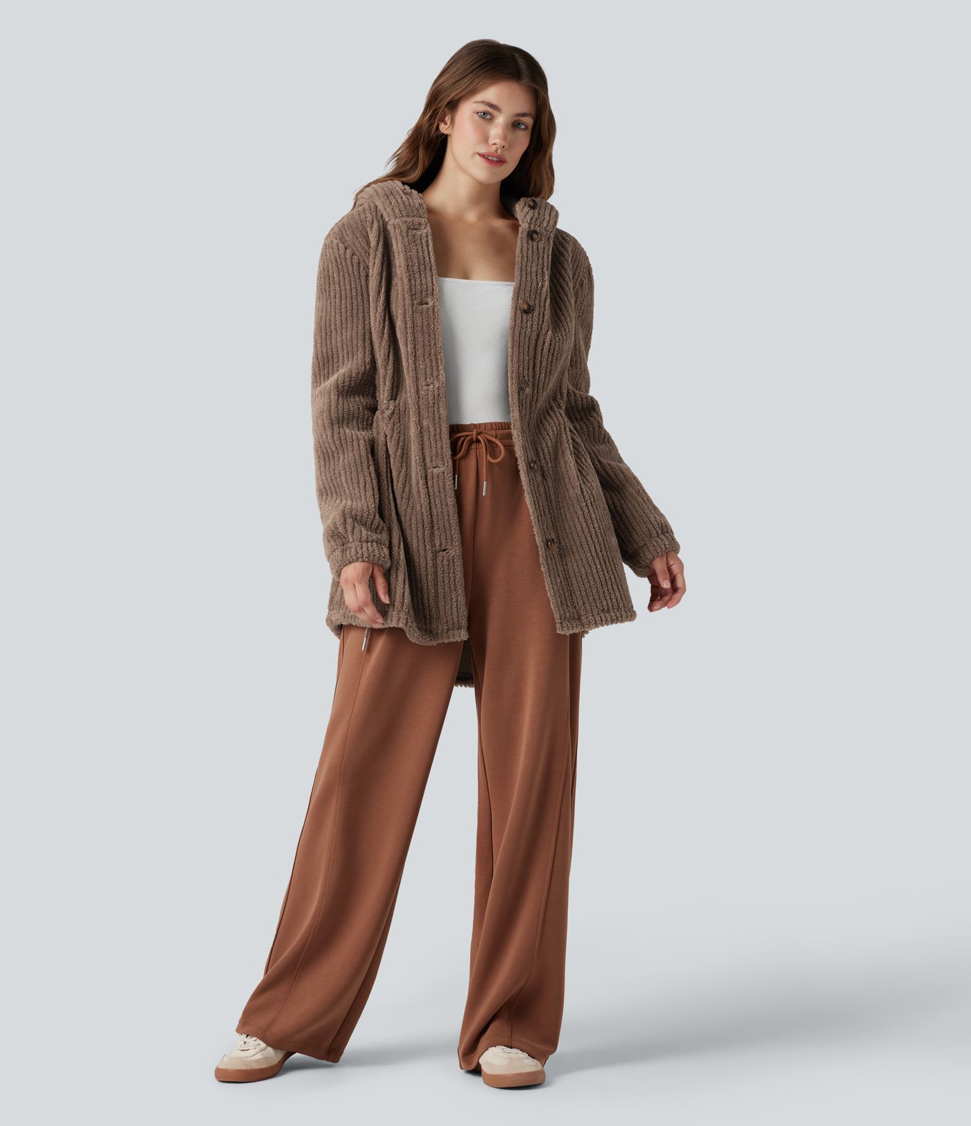 Casaco sherpa com capuz e cordão, bainha curva, corte descontraído e bolsos