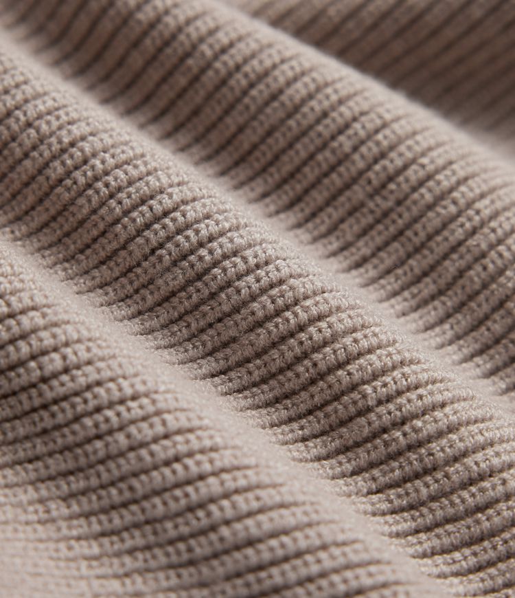 Casualowy sweter z dekoltem w serek, długimi rękawami typu nietoperz i wycięciami