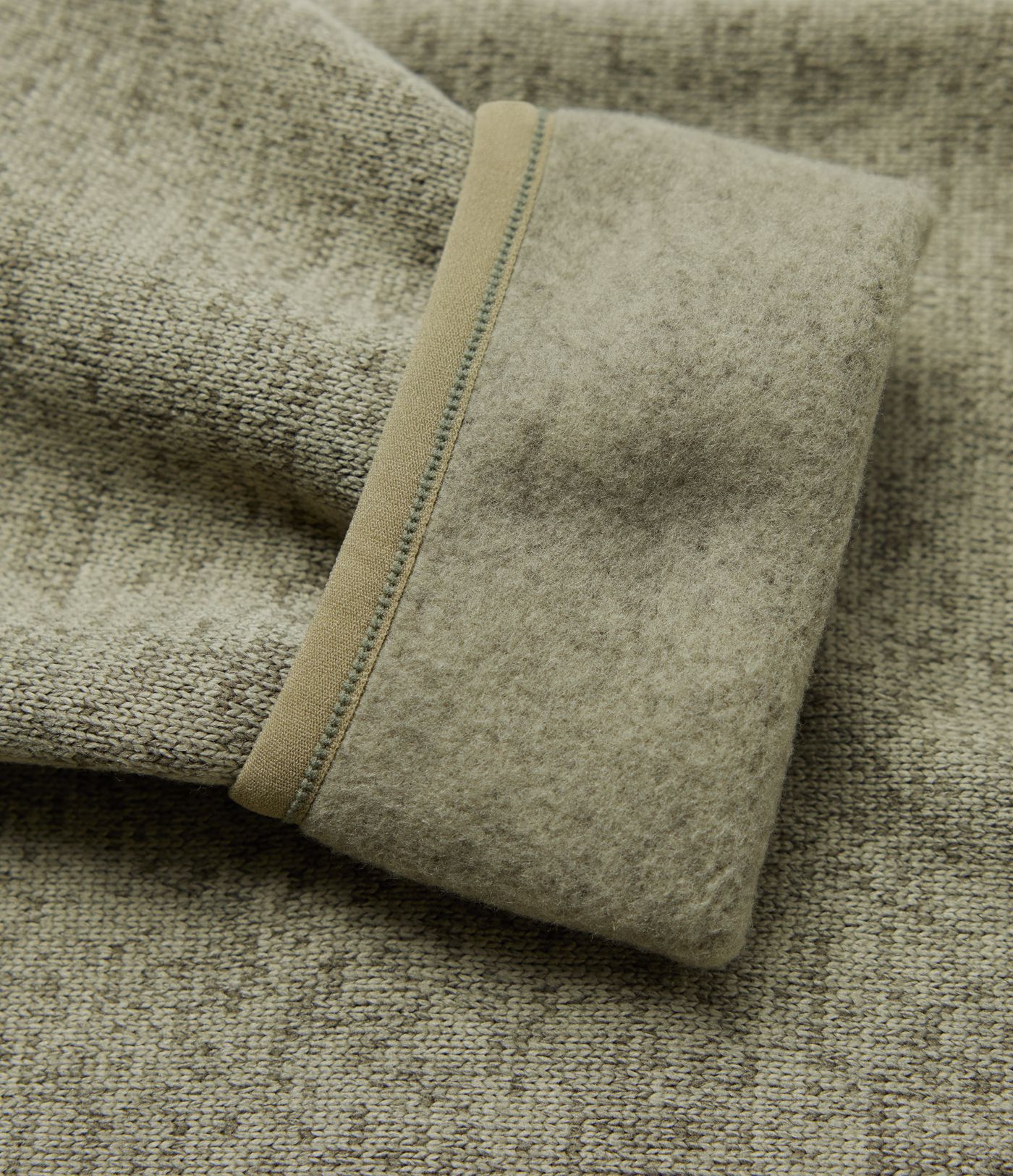 Melierte Wander-Fleecejacke mit Stehkragen, langen Ärmeln, Reißverschluss und Taschen