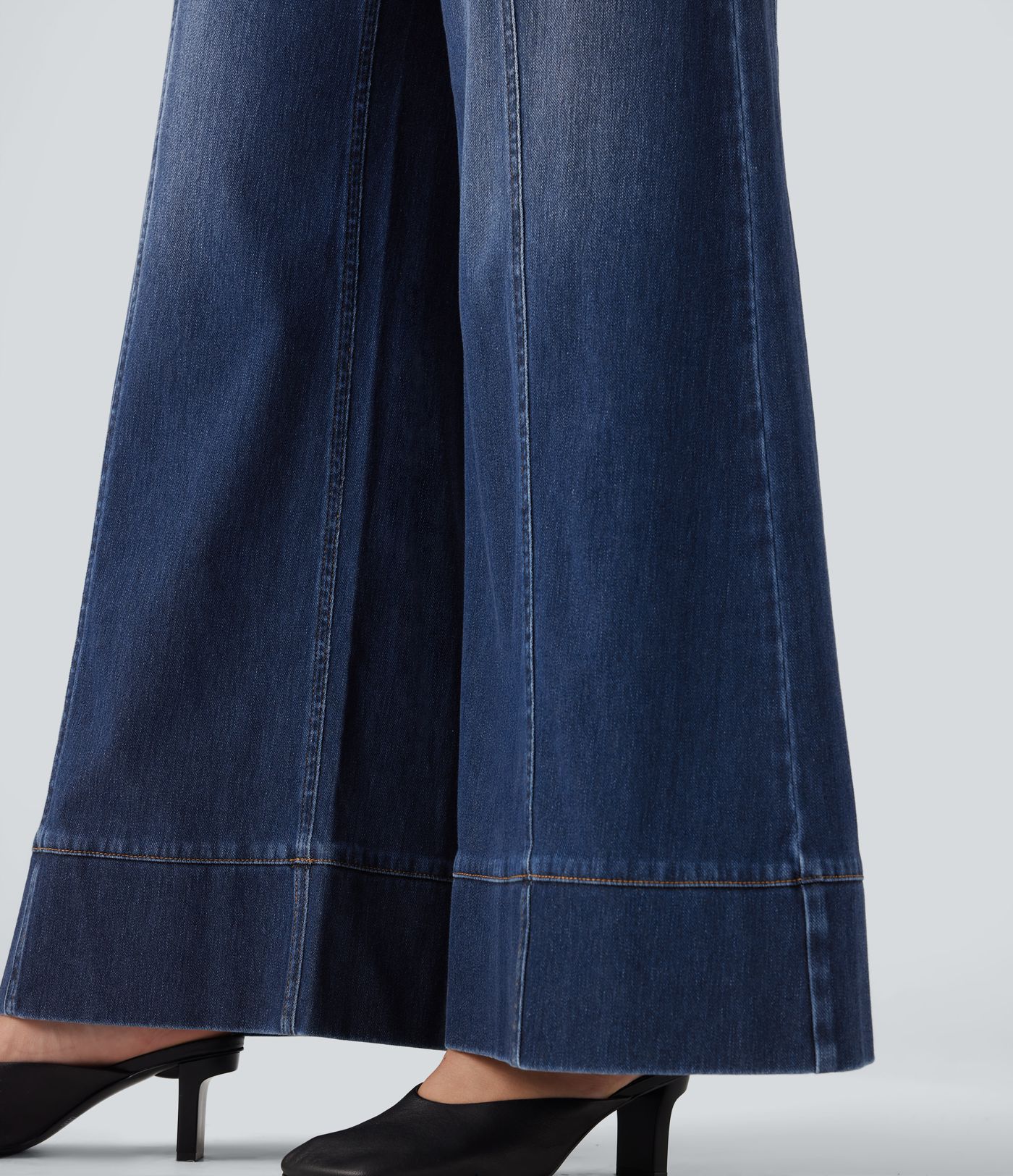 Halara Flex™ hochgeschnittene, mit Gürtel versehene, weit ausgestellte Casual-Jeans mit Taschen