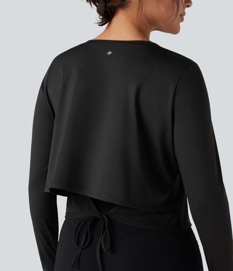 ラウンドネックの長袖サムホール付き、コントラストメッシュの切り替えとカットアウト、バックタイ付きヨガ／スポーツトップ