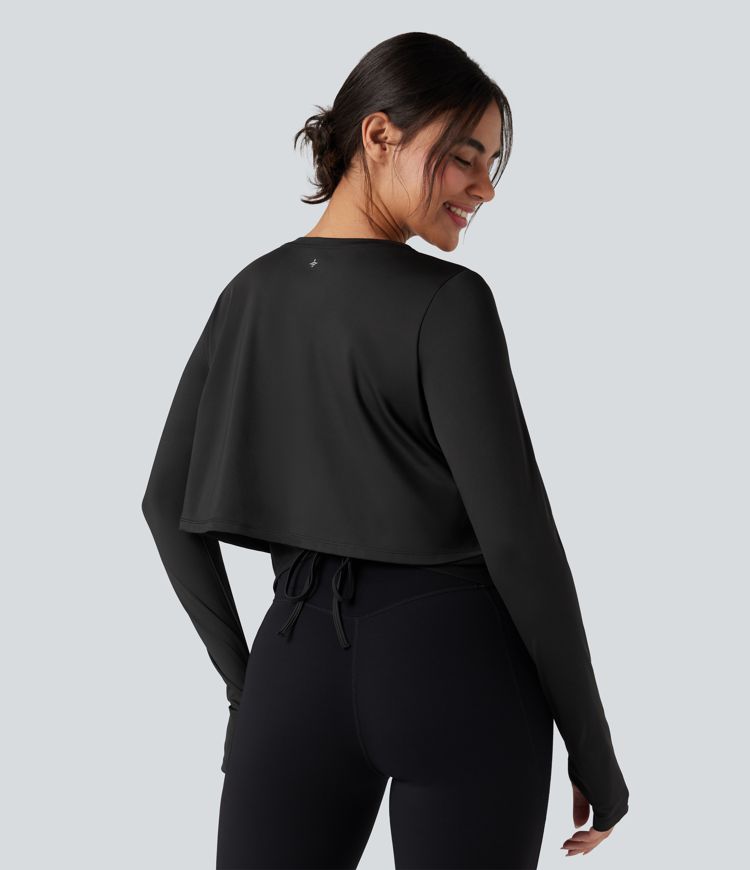 ラウンドネックの長袖サムホール付き、コントラストメッシュの切り替えとカットアウト、バックタイ付きヨガ／スポーツトップ