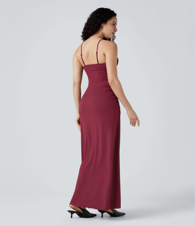 Gerafftes Maxikleid mit Wasserfallausschnitt, verstellbaren Trägern und Schlitz