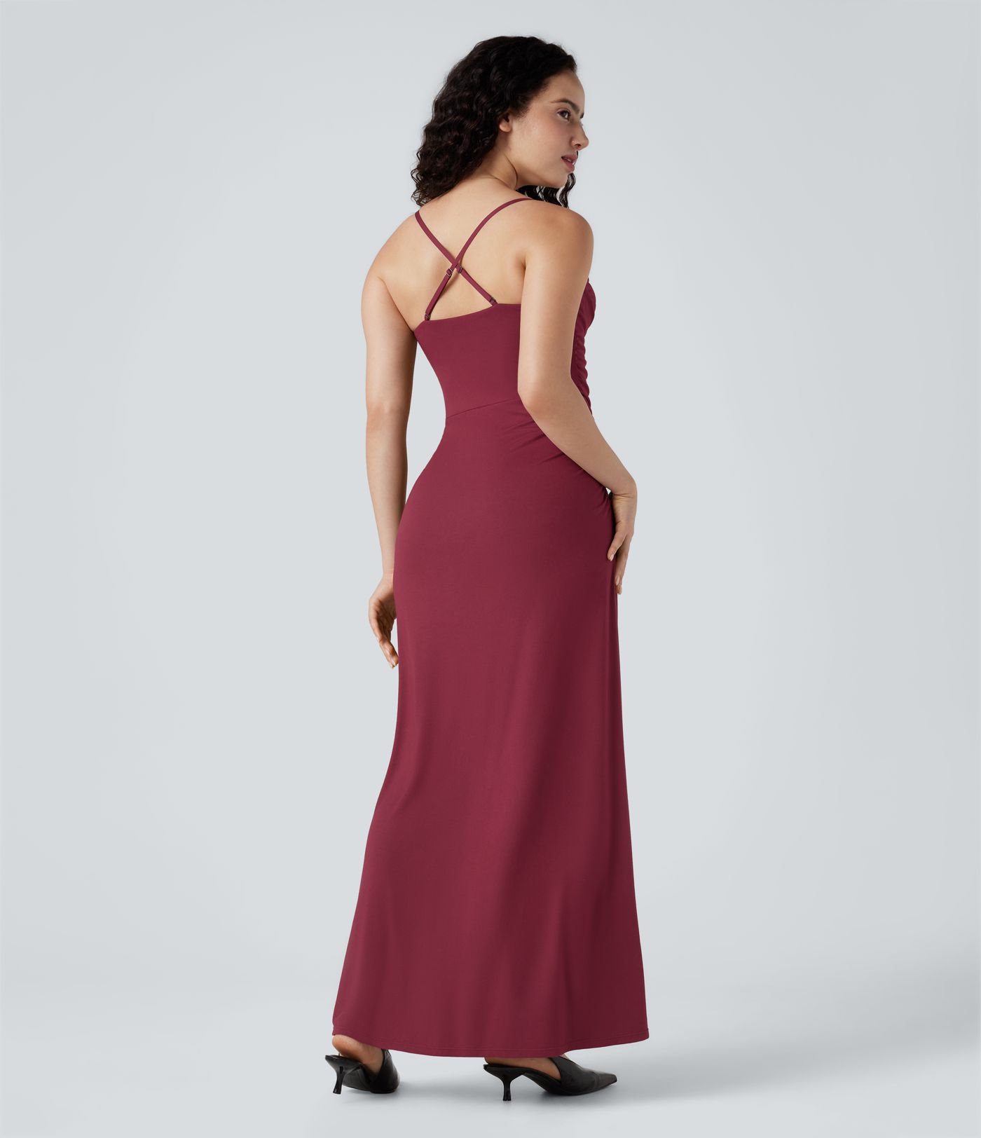 Gerafftes Maxikleid mit Wasserfallausschnitt, verstellbaren Trägern und Schlitz