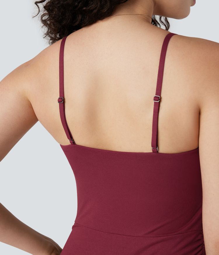 Gerafftes Maxikleid mit Wasserfallausschnitt, verstellbaren Trägern und Schlitz